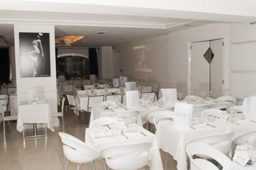 white-restaurant-gallery-img-1