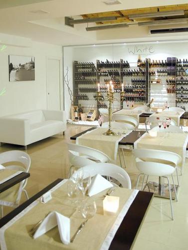 white-restaurant-gallery-img-9